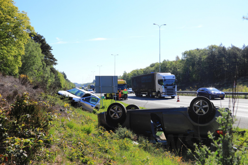Auto over de kop na aanrijding