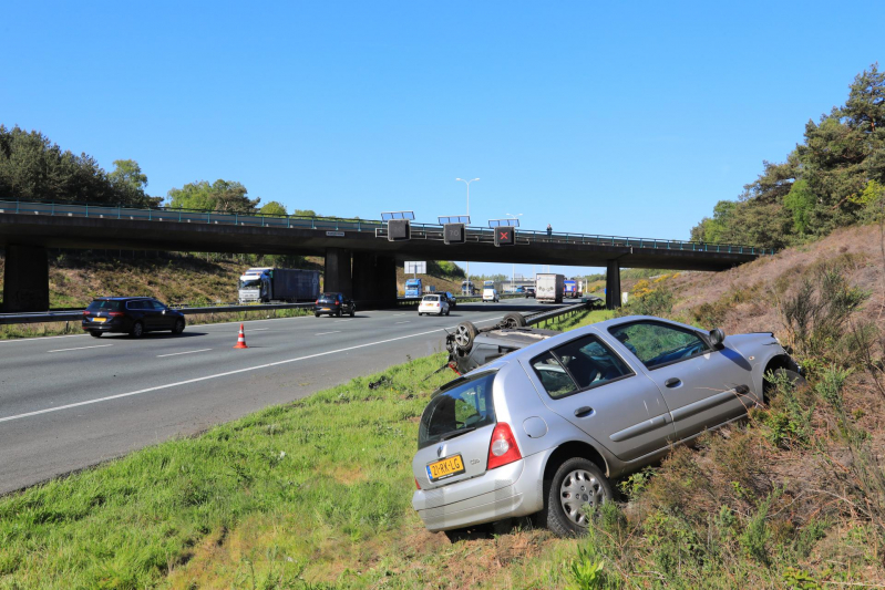 Auto over de kop na aanrijding