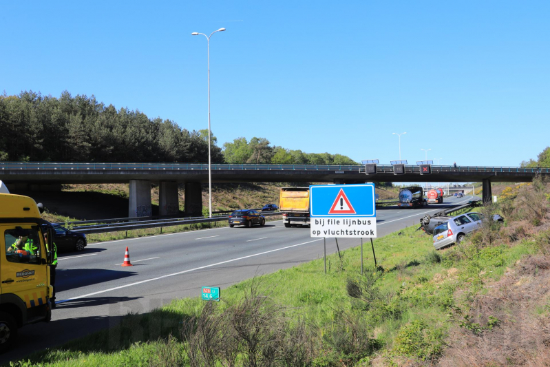 Auto over de kop na aanrijding