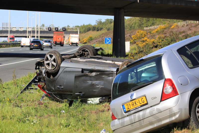 Auto over de kop na aanrijding