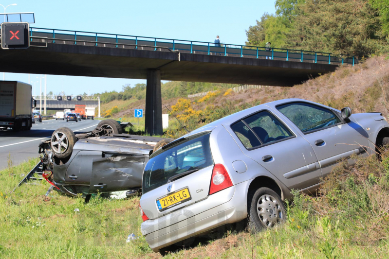Auto over de kop na aanrijding
