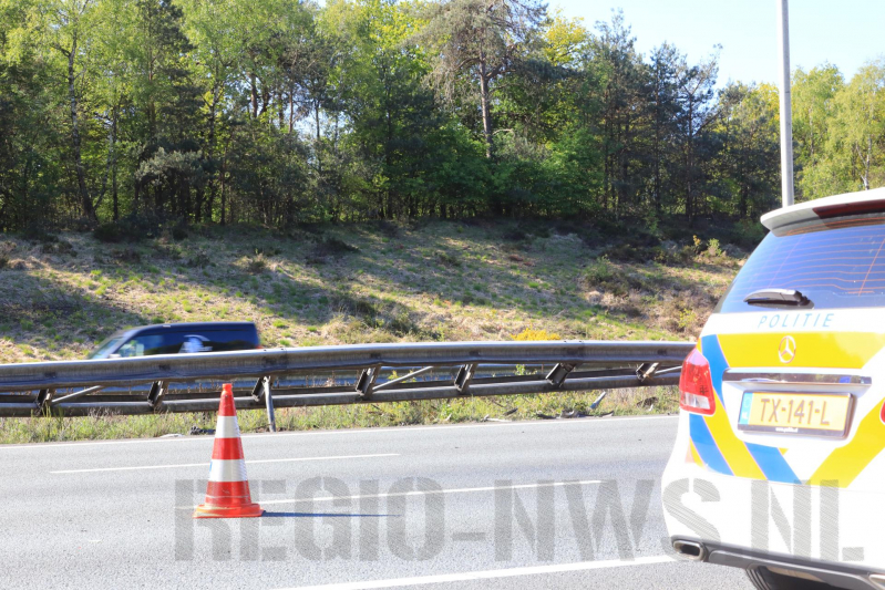 Auto over de kop na aanrijding