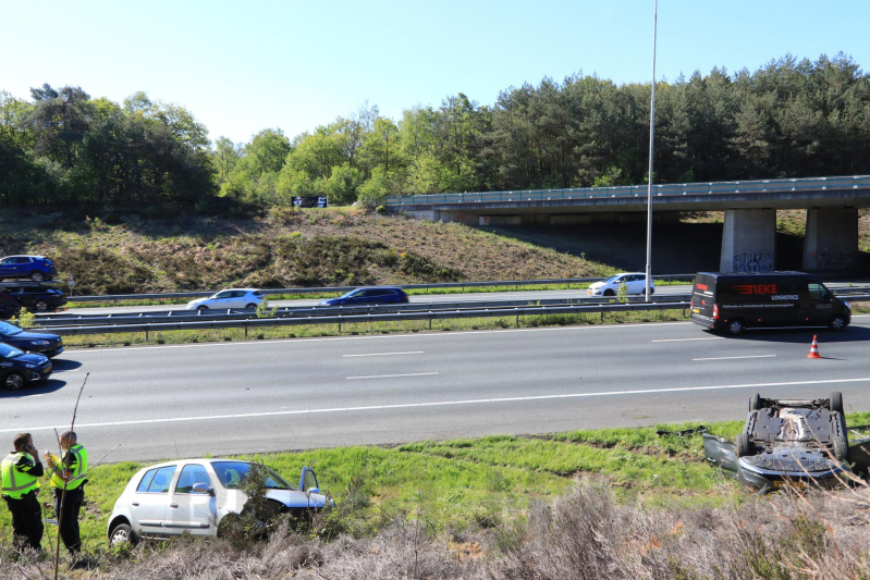 Auto over de kop na aanrijding