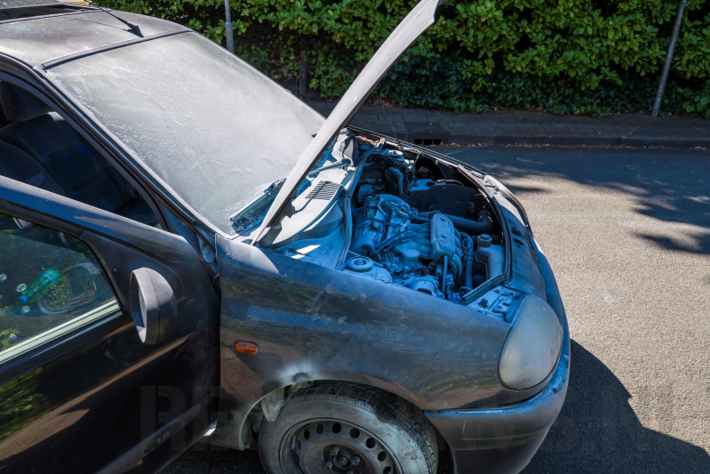 Automobilist blust eigen auto in vlammen