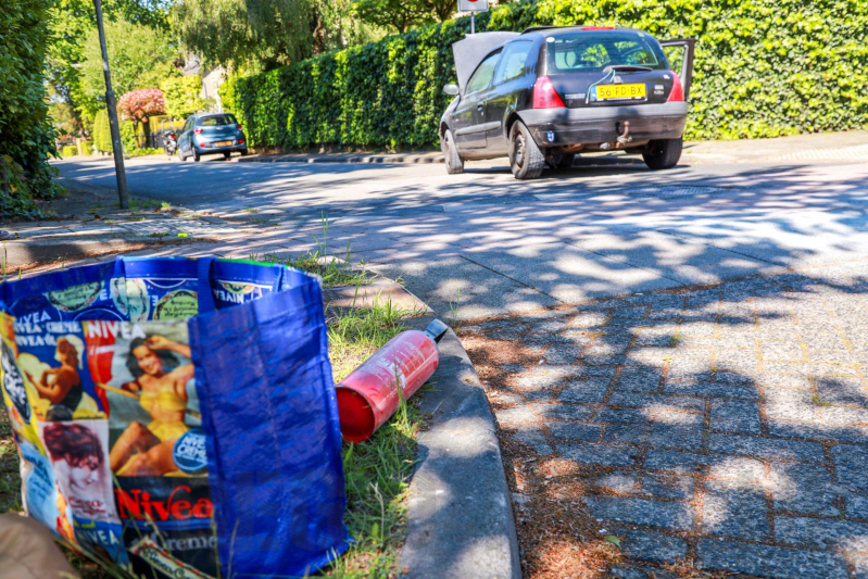 Automobilist blust eigen auto in vlammen