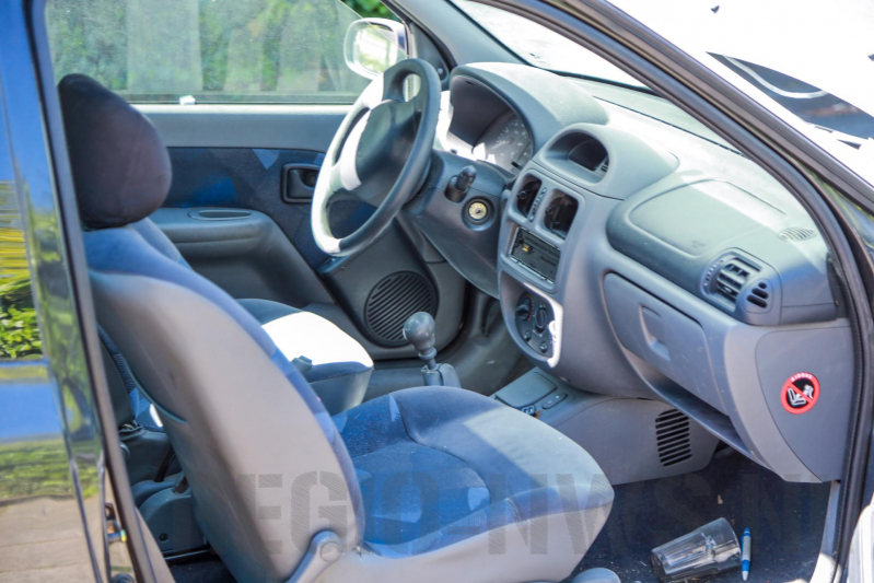 Automobilist blust eigen auto in vlammen