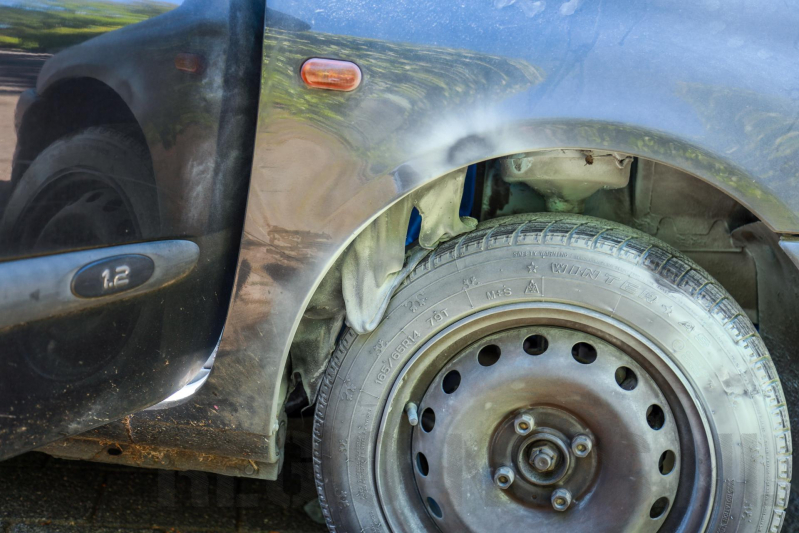 Automobilist blust eigen auto in vlammen