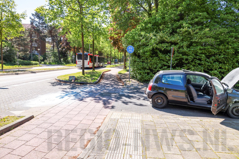 Automobilist blust eigen auto in vlammen