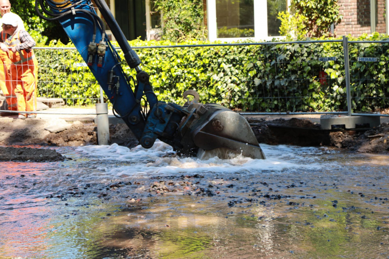 Waterleiding gesprongen door graafwerkzaamheden