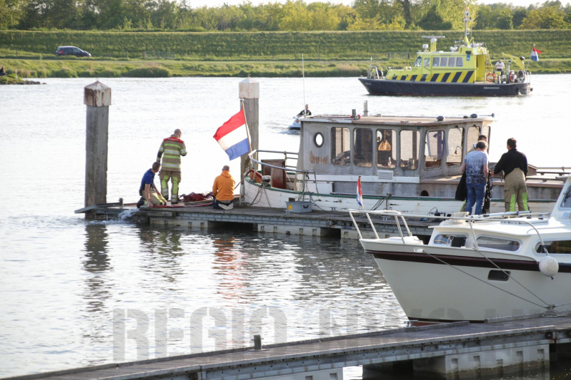 Boot zinkt, brandweer schiet te hulp