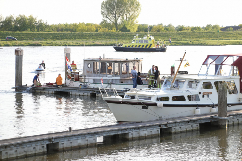 Boot zinkt, brandweer schiet te hulp