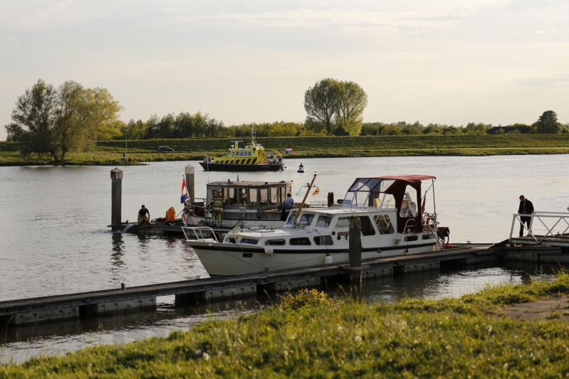 Boot zinkt, brandweer schiet te hulp