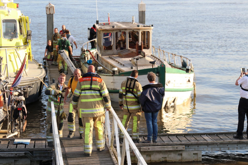 Boot zinkt, brandweer schiet te hulp