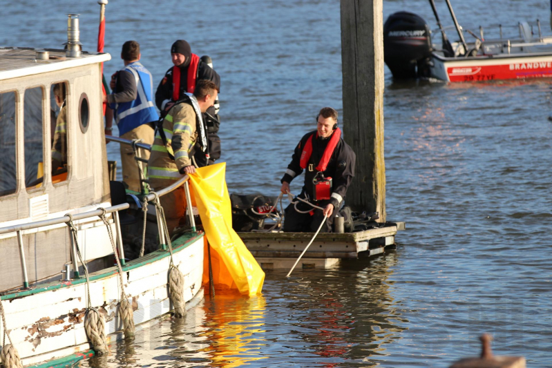 Boot zinkt, brandweer schiet te hulp