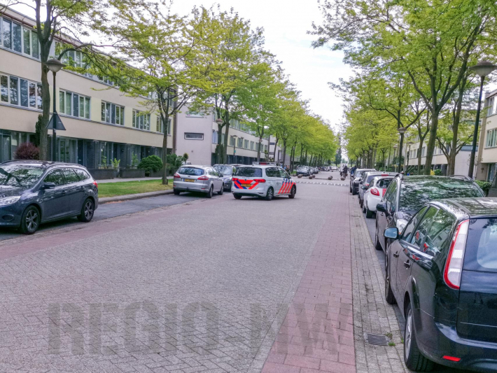 Fietser botst op geparkeerde auto