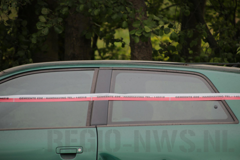 Buitenlandse sloopauto gedumpt op carpoolplaats