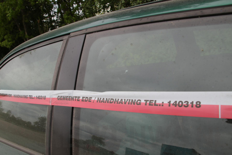 Buitenlandse sloopauto gedumpt op carpoolplaats