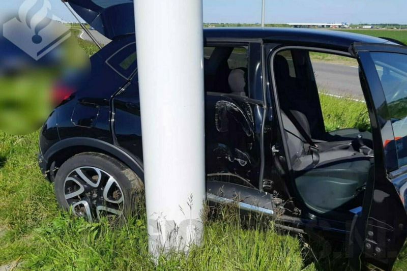 Auto met gestolen kentekenplaten knalt op paal, A4