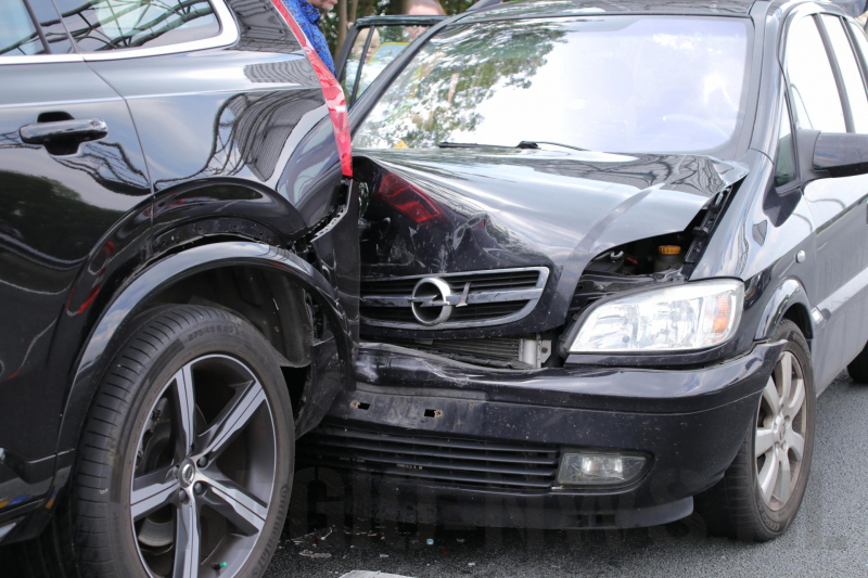 Drie voertuigen botsen, A1