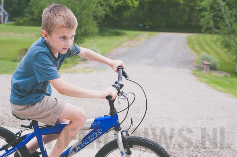 Kinderen fietsen de Berg op voor KiKa