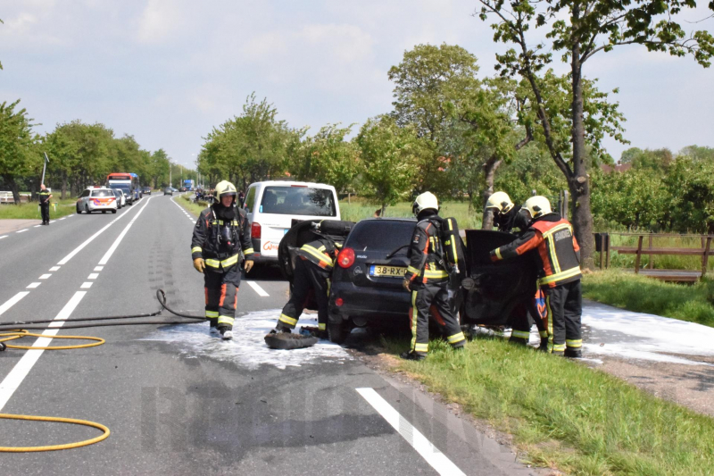 Auto vliegt in brand bij botsing met bestelbus