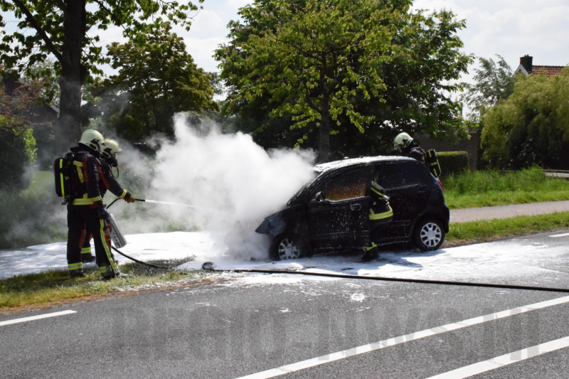 Auto vliegt in brand bij botsing met bestelbus