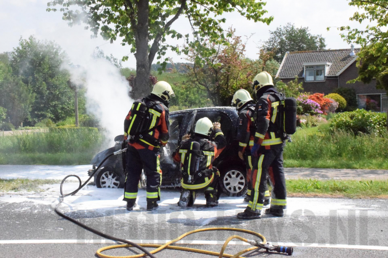 Auto vliegt in brand bij botsing met bestelbus