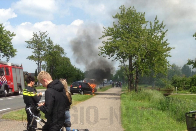 Auto vliegt in brand bij botsing met bestelbus