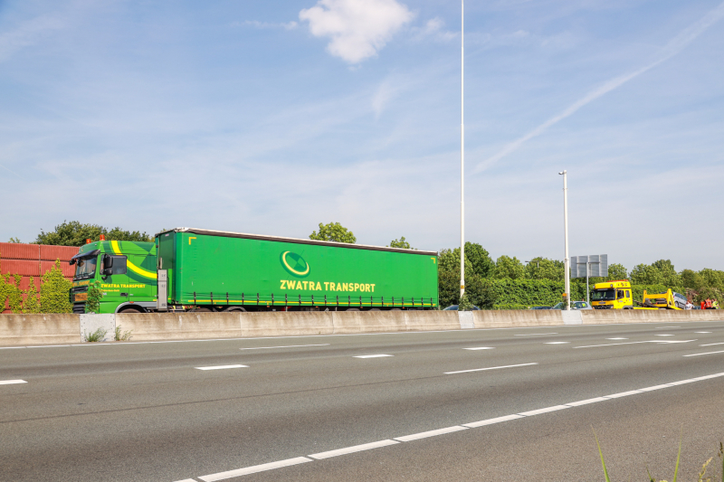 Flinke schade bij ongeval met vrachtwagen