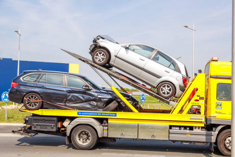 Flinke schade bij ongeval met vrachtwagen