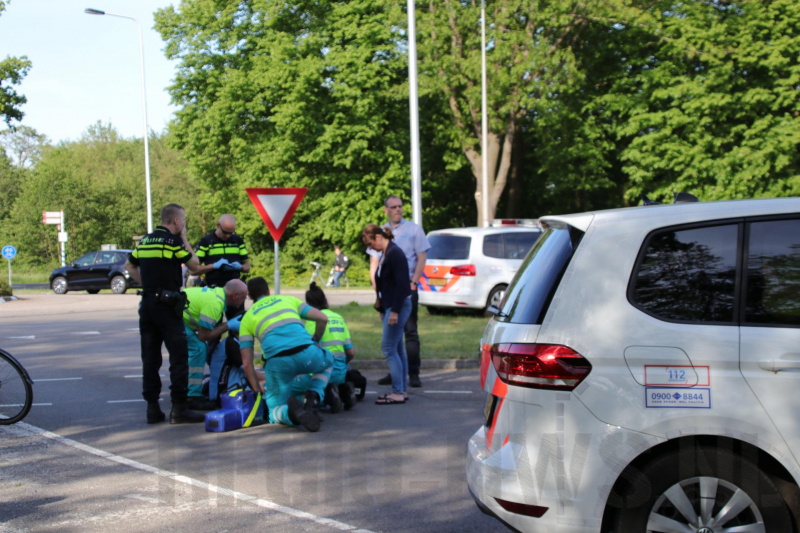Wielrenner geschept door auto