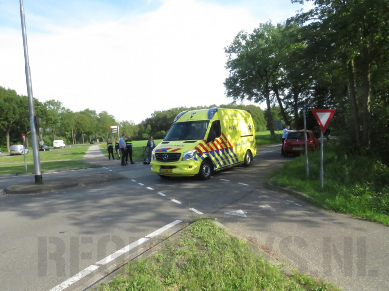 Wielrenner geschept door auto