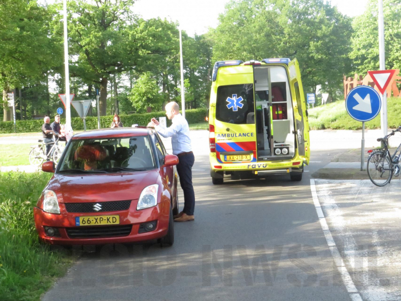 Wielrenner geschept door auto