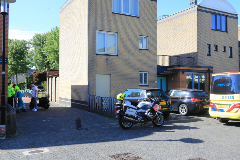 Scooterrijder knalt op paaltje