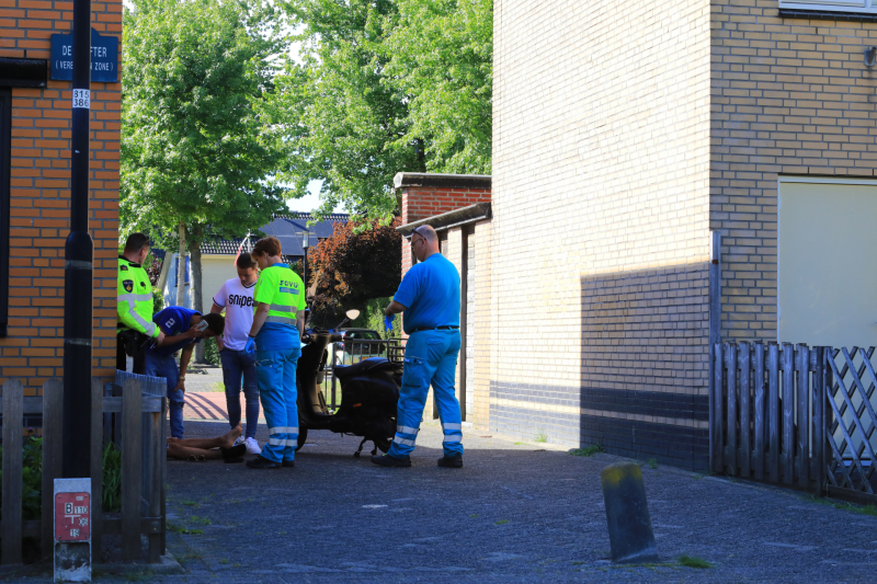 Scooterrijder knalt op paaltje