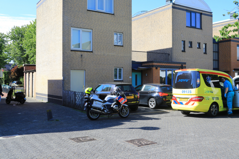 Scooterrijder knalt op paaltje