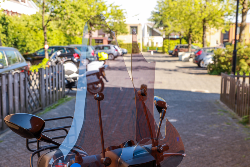 Scooterrijder knalt op paaltje