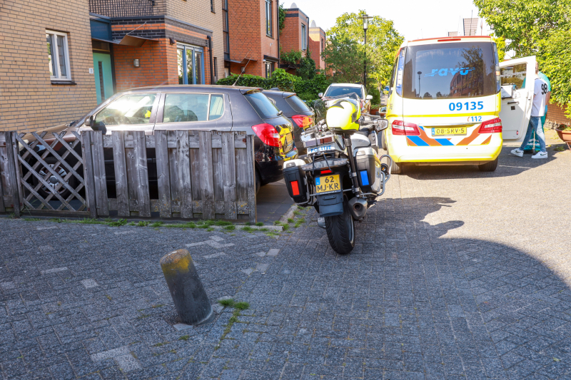 Scooterrijder knalt op paaltje