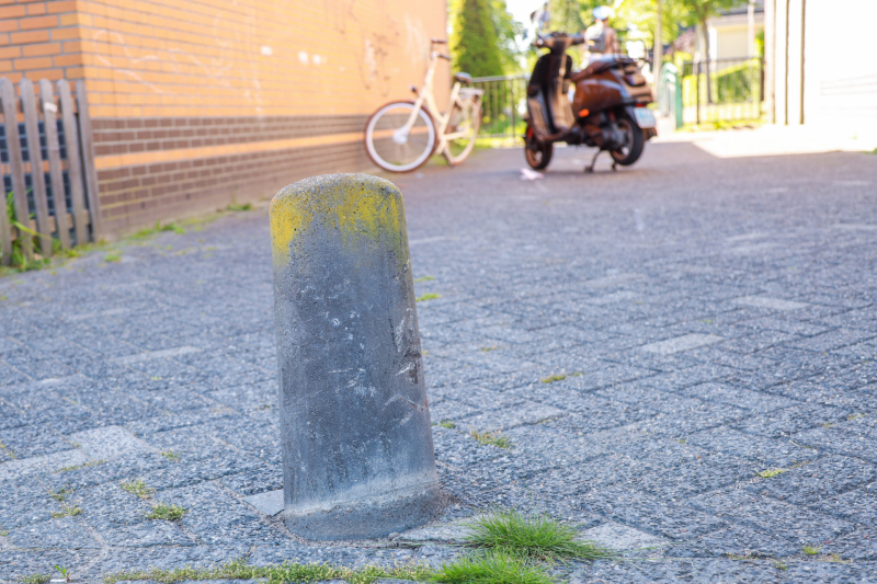 Scooterrijder knalt op paaltje