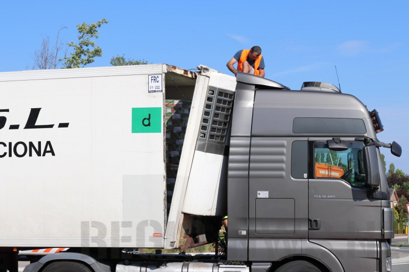 Lading schiet door voorkant trailer