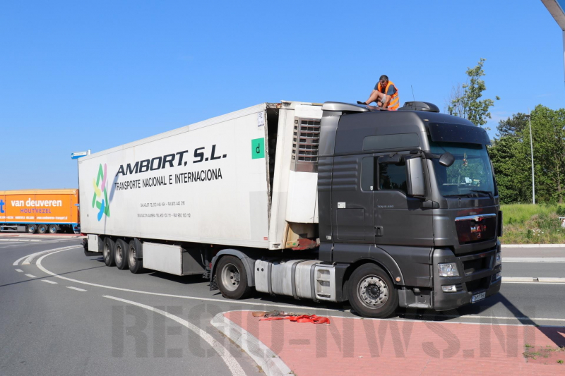 Lading schiet door voorkant trailer