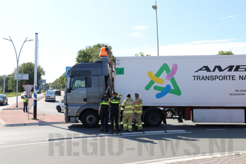 Lading schiet door voorkant trailer