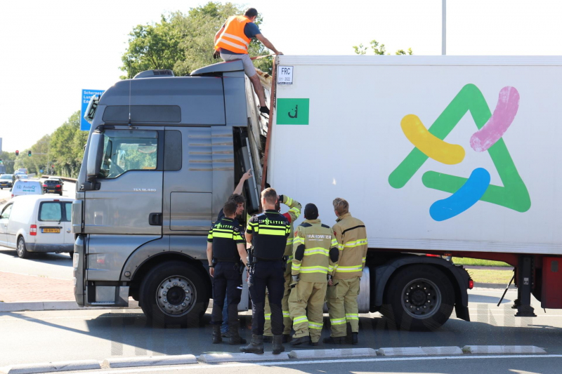 Lading schiet door voorkant trailer