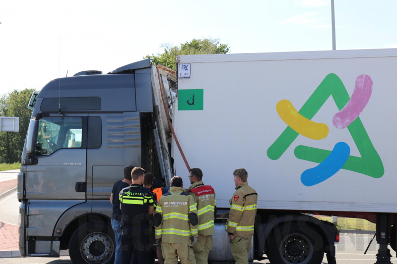 Lading schiet door voorkant trailer