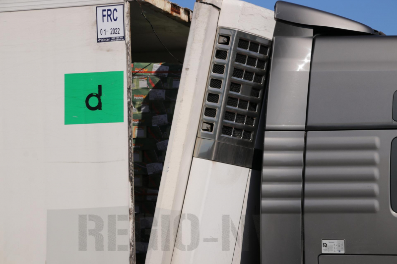 Lading schiet door voorkant trailer