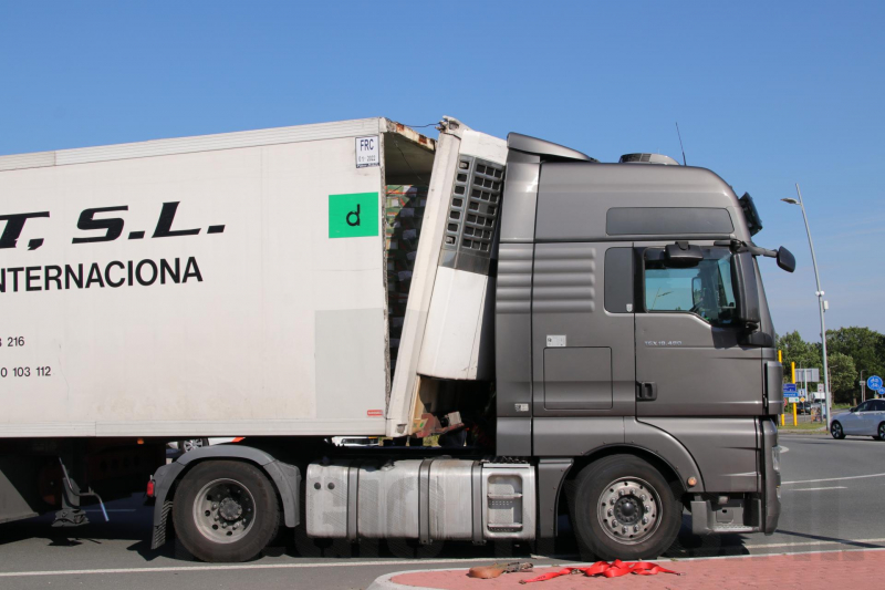 Lading schiet door voorkant trailer