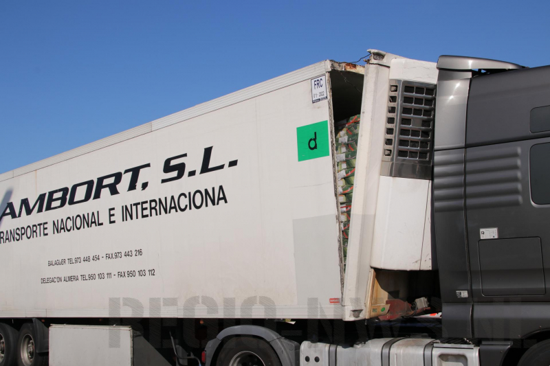 Lading schiet door voorkant trailer