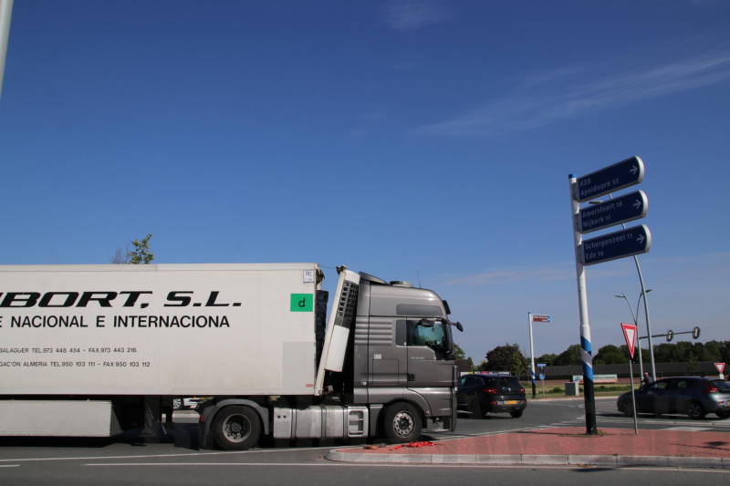 Lading schiet door voorkant trailer