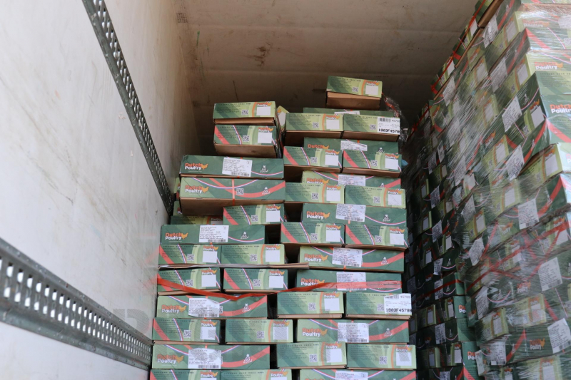 Lading schiet door voorkant trailer