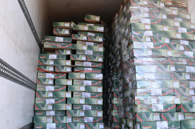 Lading schiet door voorkant trailer